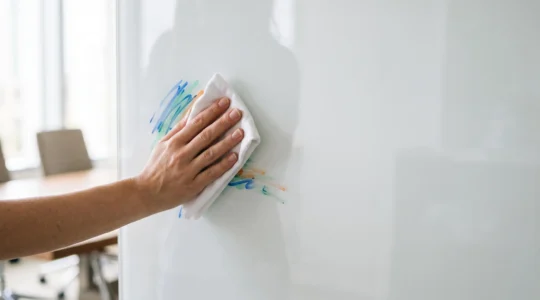 Surface blanche immaculee symbolisant un atelier creatif fluide sans trace ni saturation